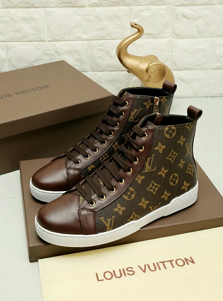 Factory price: 400 💰 LV’s new men’s boots are on the market, the Korean version has a zipper design on the inside! The latest colorway in Louis Vuitton’s classic collection! Original 1:1 exclusive molded custom model👍👍👍Simple and elegant, super versatile, comfortable and highly fitting, exclusive🚇️Upper: imported top-grade fine cowhide fabric, lining: custom soft sheepskin, matched with Louis Vuitton Monogram Ecli men's shoes 💰se canvas and pure white high-density rubber soles 🏆🏆🏆 Welcome all sellers to sell in the picture above, you can send one piece on behalf of you, the size is 38-44 (45 sizes can be customized)